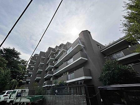 【外観】モダンなデザインが際立つ外観。存在感と品格を兼ね備えたマンションです。