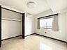 収納：【収納】室内を有効的にお使いいただける全居室収納付き。洋服や雑貨など無駄なく収納いただけます。