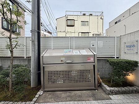 【共用部】清掃が行き届き、植栽も綺麗に整えられています。