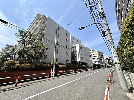 【外観】圧迫感がなく街並みに馴染む落ち着いた佇まい。