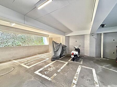 【バイク置き場】広くしっかりと区画分けされたバイク置き場。