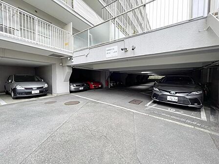【駐車場】お車をお持ちの方に嬉しい敷地内駐車場。