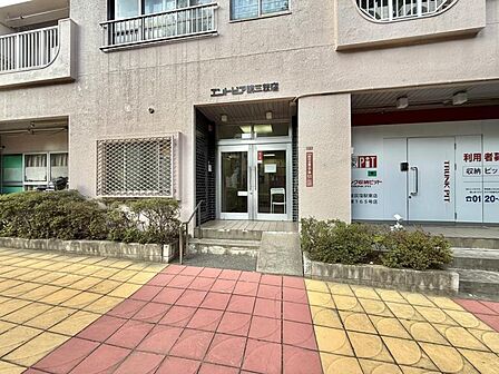 【エントランス】重厚な扉の向こうに広がる、プライベートな寛ぎへと続く道。