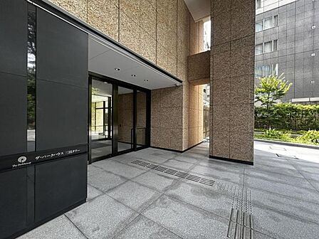 【エントランス】住まいへと続く落ち着いた導入空間。