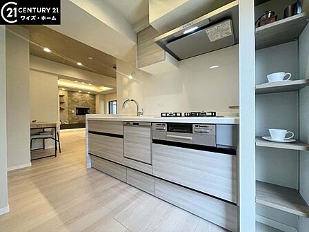 【キッチン】洗練されたシステムキッチンが住空間の美意識を高める。