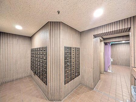 【エントランス】荷物の受け取りに便利な宅配ボックスを完備しています。