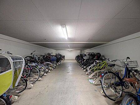 【駐輪場】　屋根付きで雨の日も快適な駐輪場　