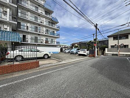 【エントランス】スッキリとした前面道路がもたらす、開放感のある住環境。