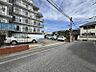 エントランス：【エントランス】スッキリとした前面道路がもたらす、開放感のある住環境。
