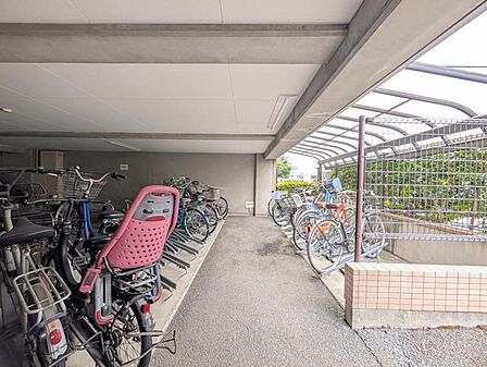 【駐輪場】屋根付き駐輪場で、雨の日も安心です。