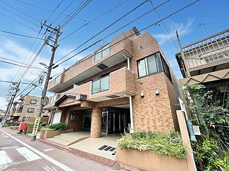 【外観】周囲の街並みと調和する落ち着いた色調。