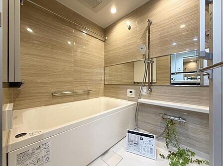 【浴室】浴室まで木目調で揃えた、住まい全体に一体感のあるデザインです。