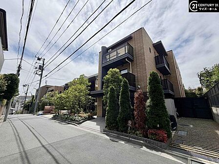 【外観】青空に映えるあたたかみのある外観デザイン。日々の暮らしに寄り添う穏やかな住環境。