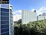 バルコニー：【眺望】季節の移ろいを感じられる景色。窓を開ければ心地よい風が吹き抜けます。