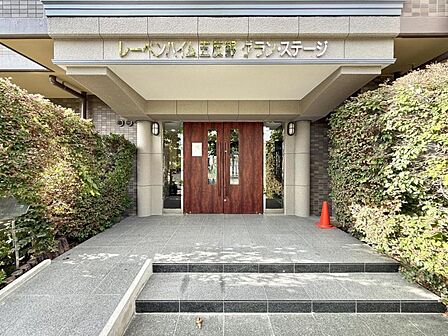 【外観】住まいへと続く落ち着いた導入空間。