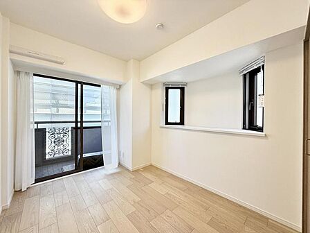【洋室：5.4帖】どんな家具にも調和する明るく落ち着いた内装 大切な時間を豊かに、快適にお過ごしいただけます。