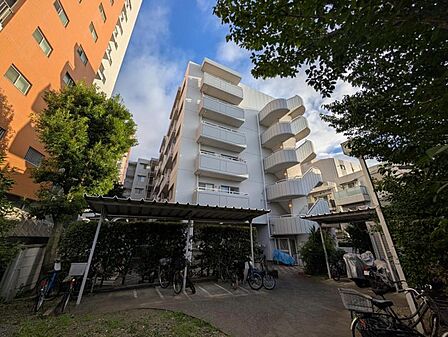【外観】静かな住宅街に映える、端正なマンション。暮らしの舞台にふさわしい、落ち着きと品格を備えています。