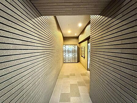 【エントランス】穏やかな雰囲気が広がる入口部分。