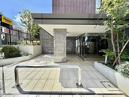 【エントランス】きれいに保たれた共用エントランスです。