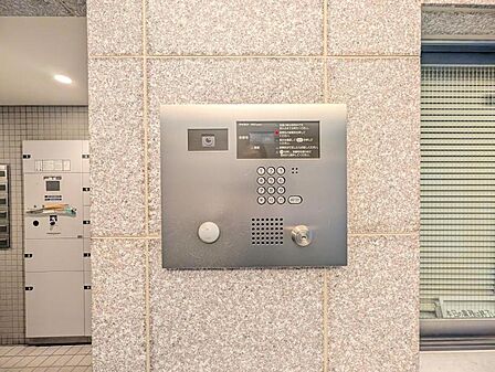 清潔感のある明るいエントランスが、毎日の帰宅を心地よく迎えてくれます。