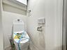 トイレ：広々としたトイレ空間で、圧迫感を感じることなく快適に使用できます。