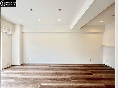 【リビング:12.6帖】シンプルで洗練された内装。どんな家具を置いても調和する、自由度の高いリビングです。