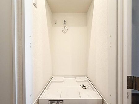 【洗面所】大型ドラム式洗濯機も設置可能なランドリースペース。