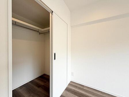 【収納】大きなWIC2つ完備。衣類や大きな家電などをマルチに収納できて住空間をより広げてくれます。