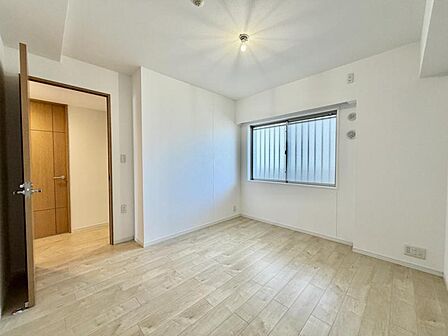 【洋室:7帖】シンプルで落ち着いた洋室は、夫婦の寝室に。一日の終わりに、ほっとひと息つけるプライベート空間です。