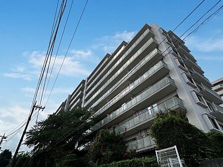 【外観】周囲の街並みと調和する落ち着いた色調。