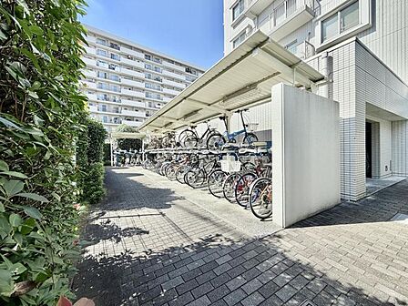 【駐輪場】敷地内に整理された駐輪場があり、愛車の保管に便利。