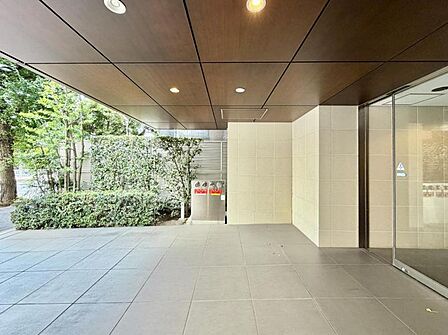 【エントランス】美しい石畳が、居住者やゲストを優雅に迎えるエントランス