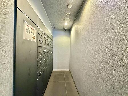 【宅配ボックス】お仕事やお出かけで荷物が受け取れない時も大変便利です。