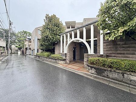 【エントランス】落ち着いた雰囲気のエントランスです。