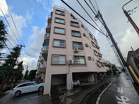 【外観】規則正しく並ぶ窓のラインが、建物全体に心地よいリズムを生みます。