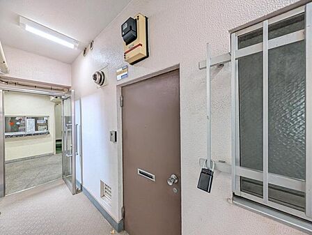 【共用部】清潔感のある落ち着いた雰囲気の玄関ドアです。