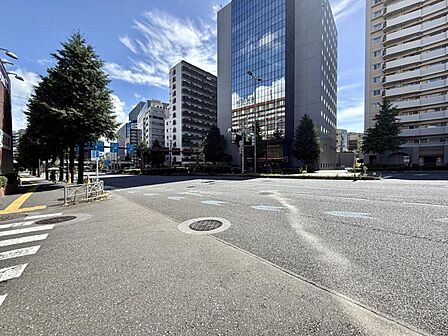 【エントランス】幅員にゆとりある前面道路。視界が広がり、確かな開放感があります。