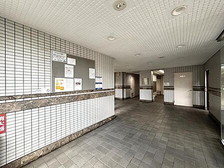 【エントランス】住まいへと続く落ち着いた導入空間。
