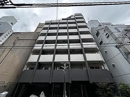 【外観】街並みに溶け込みながらも存在感を放つ外観。