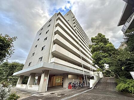 【外観】静かな住宅街に映える、端正なマンション。暮らしの舞台にふさわしい、落ち着きと品格を備えています。
