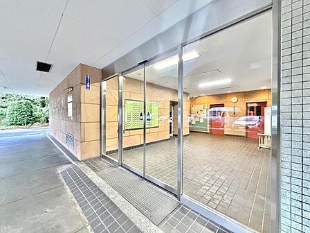 【エントランス】光注ぐロビーはこのマンションの魅力のひとつです。