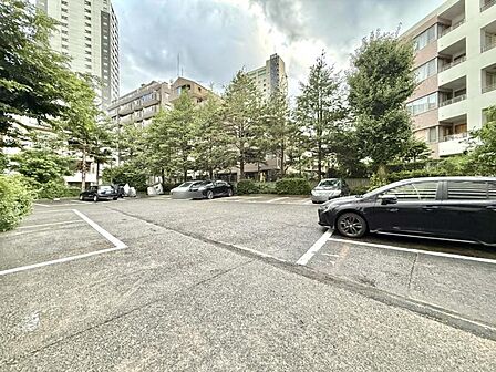 【駐車場】お車をお持ちの方に嬉しい敷地内駐車場。空き状況についてはお問い合わせください。