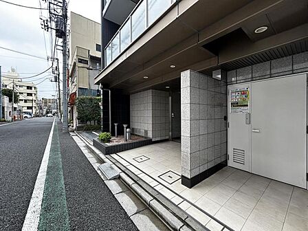 【エントランス】帰り道も心地よいフラットなアプローチ。