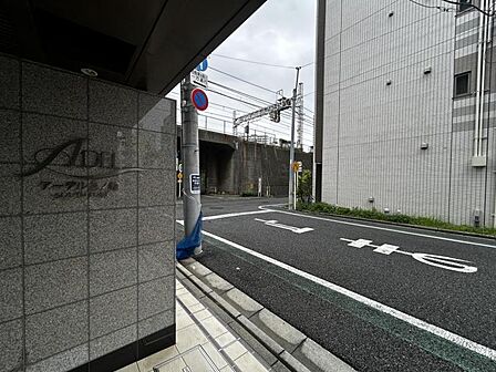 【エントランス】大通りの賑わいから離れ、落ち着いた時が流れる住環境