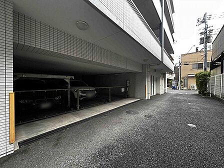 【駐車場】管理が行き届いた機械式の駐車場。防犯面でも安心できそうです。