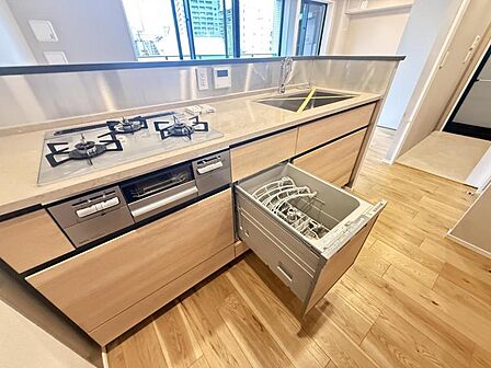 【キッチン】食器を洗っている間にお掃除など、様々なシーンで家事の時短に役立つビルトイン食洗機。