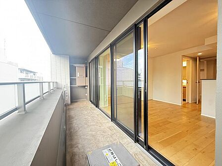 【バルコニー】心地の良い風をお部屋に取り込んでくれ、日々の生活がより豊かになります。
