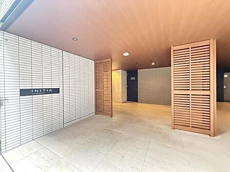 【エントランス】光注ぐロビーはこのマンションの魅力のひとつです。