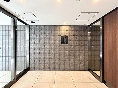 住まいの顔ともいえるエントランスは、上品で洗練された印象に仕上がっています。