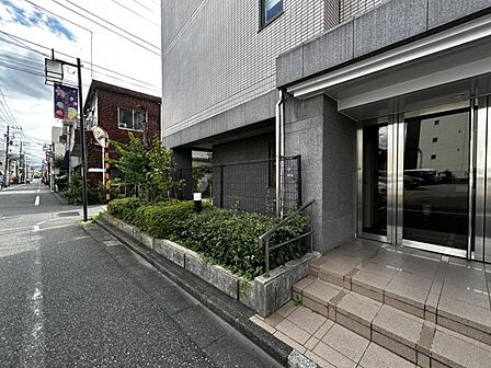【エントランス】訪れる人を穏やかに迎え入れる空間。